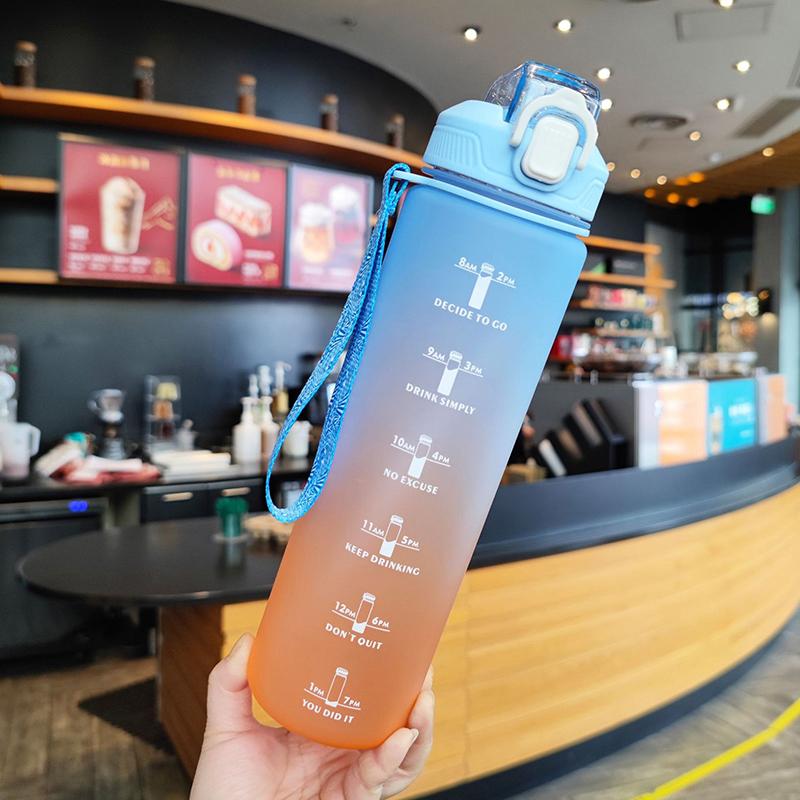 Verlaufene Mattierte Zeitmarkierung Wasserflasche, 1000ml Große Kapazität Tragbare Sport Trinkflasche mit Klappdeckel