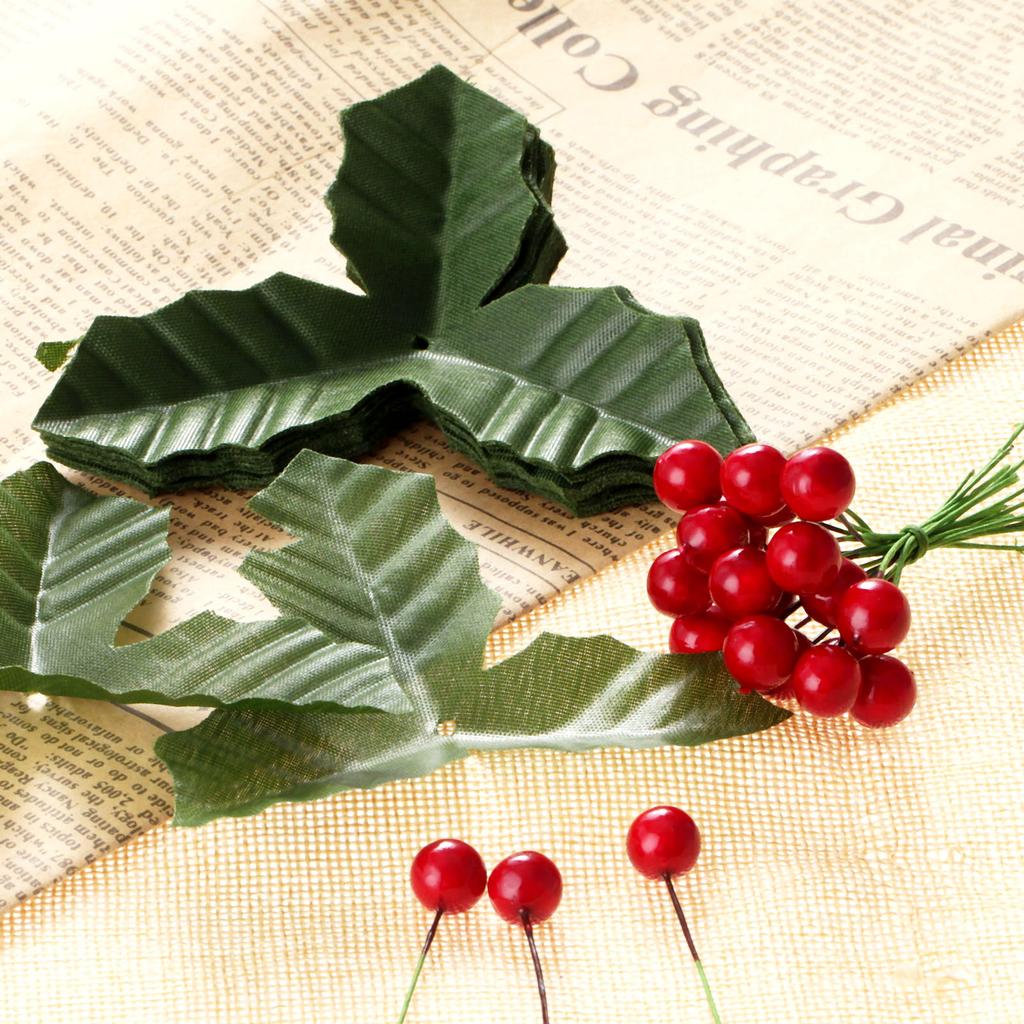 50Pcs Christmas Artificial Red Berry Stems with 50pc Green Leaves for Party Holiday Home Decoration DIY Garland Wreath Ornaments