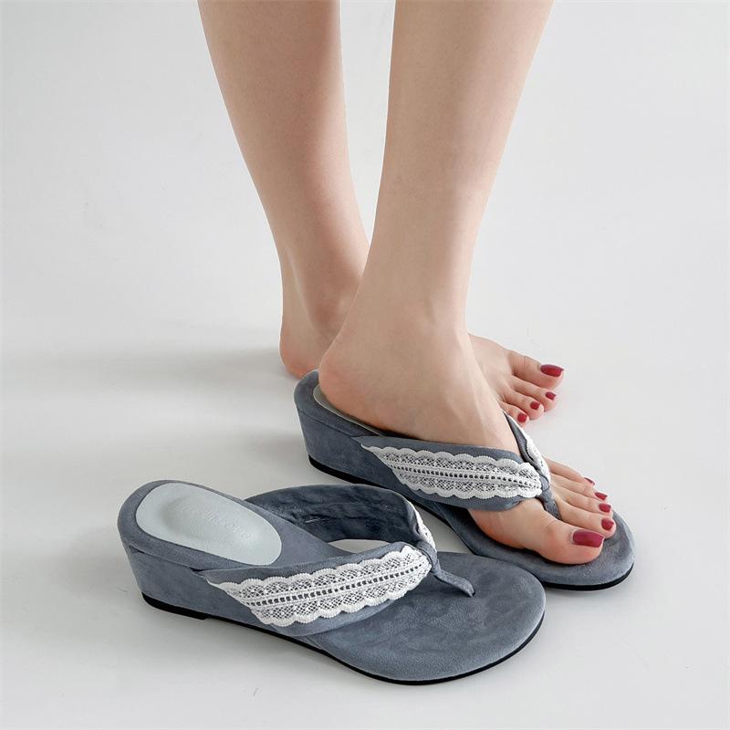 Popular Internet celebrity retro slope heel flip-flops women's summer wear 2025 new with skirt French cool slippers