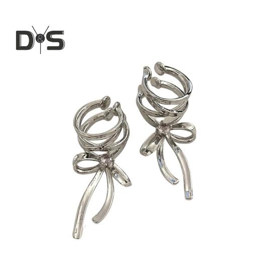 

1 пара женских зажимов для ушей с бантом, гладкий полированный сплав, противоскользящий, без пирсинга, декор со стразами, мягкий стиль, женские украшения для ушей, манжеты для ушей серебряный