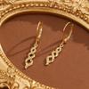 Ein Damen-Ohrklemme aus 18 Karat vergoldetem, geflochtenem, verdrehtem Design mit eingelassenen synthetischen Zirkonia-Steinen, Lange Ohrringe, mit einem einfachen, eleganten