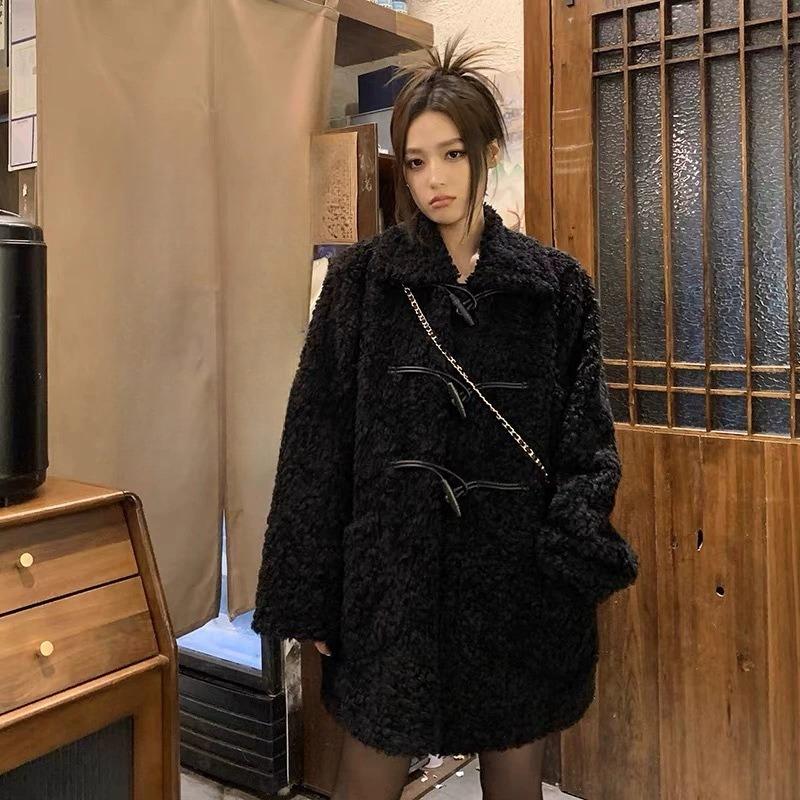 

Нове жіноче осінньо-зимове пальто з овчини з роговими ґудзиками, потовщене хутряне пальто середньої довжини M чорний