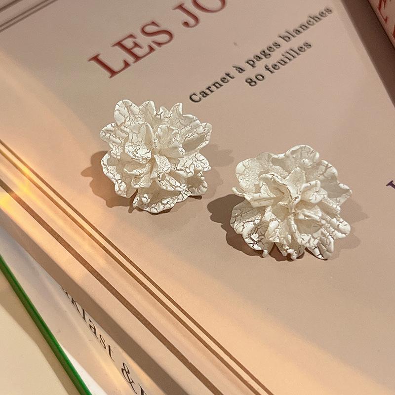 Silver Needle Flower Love Earrings Simple and High-end Sense Versatile Stud Earrings Niche Temperament Earrings Women