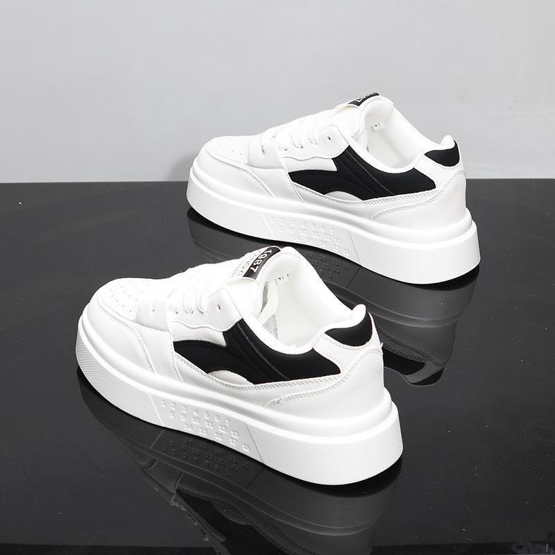 Innenhöhe-erhöhende lässige Board-Schuhe Frühling und Herbst Leder Sportschuhe dicke Sohle Höhe-erhöhend Trendschuhe Paar