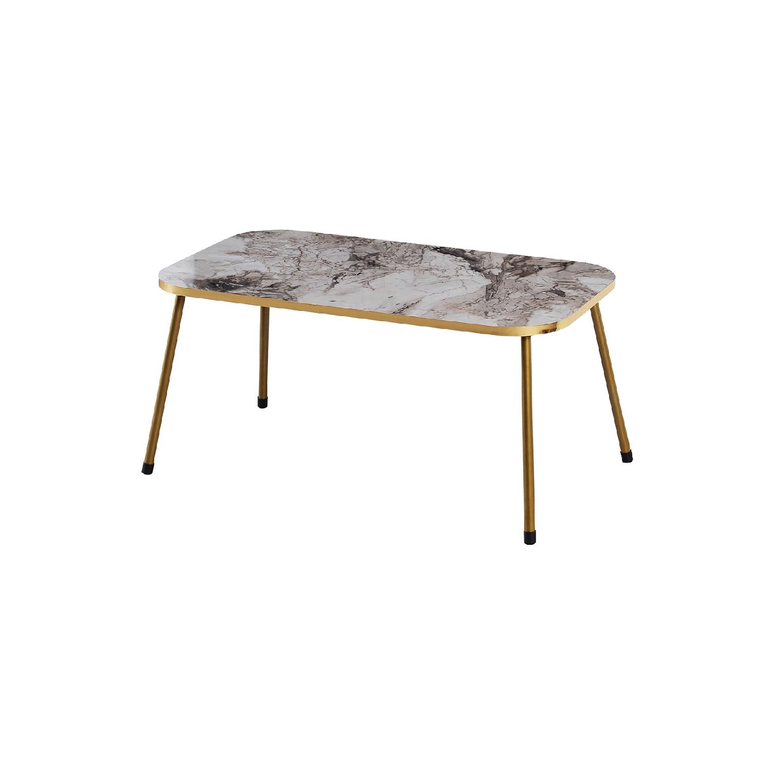 

Стол с золотыми металлическими ножками