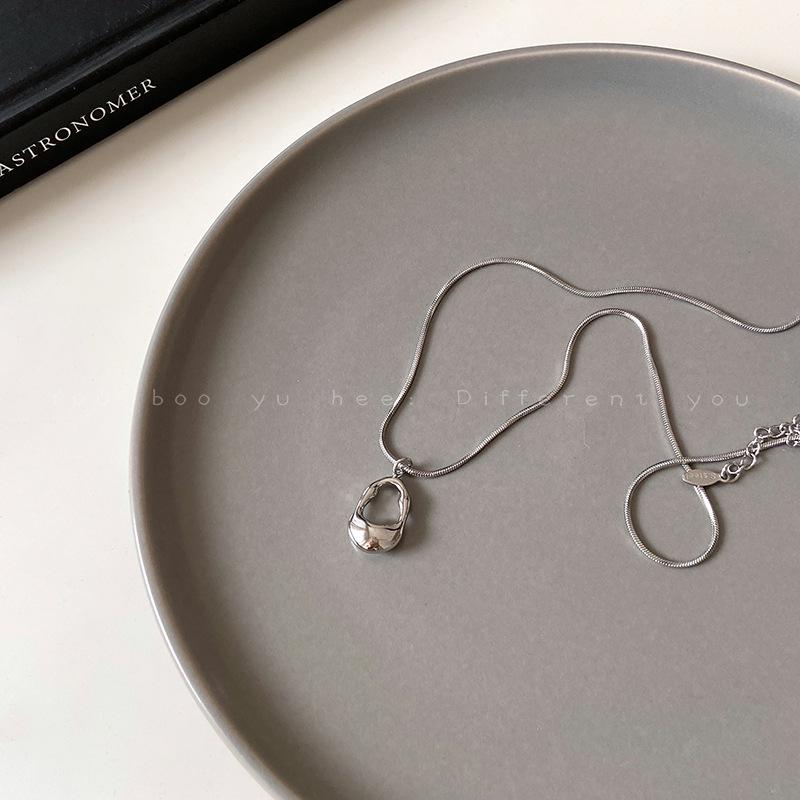 

Серебряное ожерелье с геометрическим овальным кулоном — элегантный дизайн высокого класса для женщин