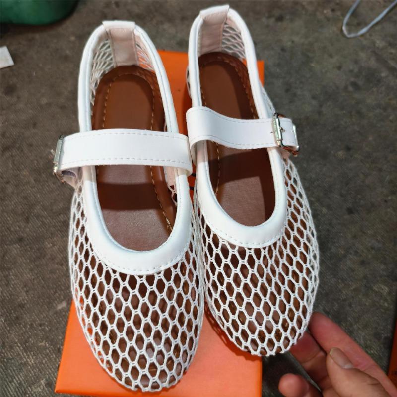 Sandalen aus hohlem Netzstoff mit einer neuen flachen Schnalle im Mary-Jane-Stil mit Zehenkappe