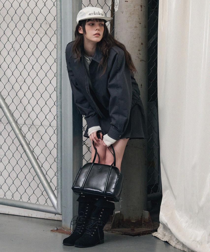 Leathery Retro Wrinkle Enamel Shoulder Bag [Black]