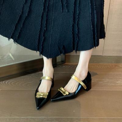 Französische Mary Jane Schuhe Damen kleiner Duftstil schwarz goldfarbenes Wort mit spitzer Zehe dicker Absatz Temperament Einzelne Schuhe mit Rock