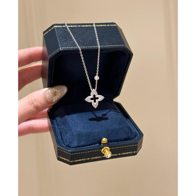 Wire-cut Hollowed-out Four-leaf Clover Necklace - New Design, Exquisite, Vintage, High-end, Titanium Steel Collar Chain with A Lock.