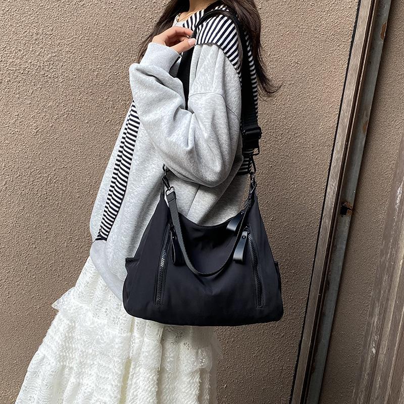 Korean Style Nylon Shoulder Bags Tote Bag Large Capacity Casual Dumpling Bag Solid Color Fold Oxford Cloth Underarm Bag Girls