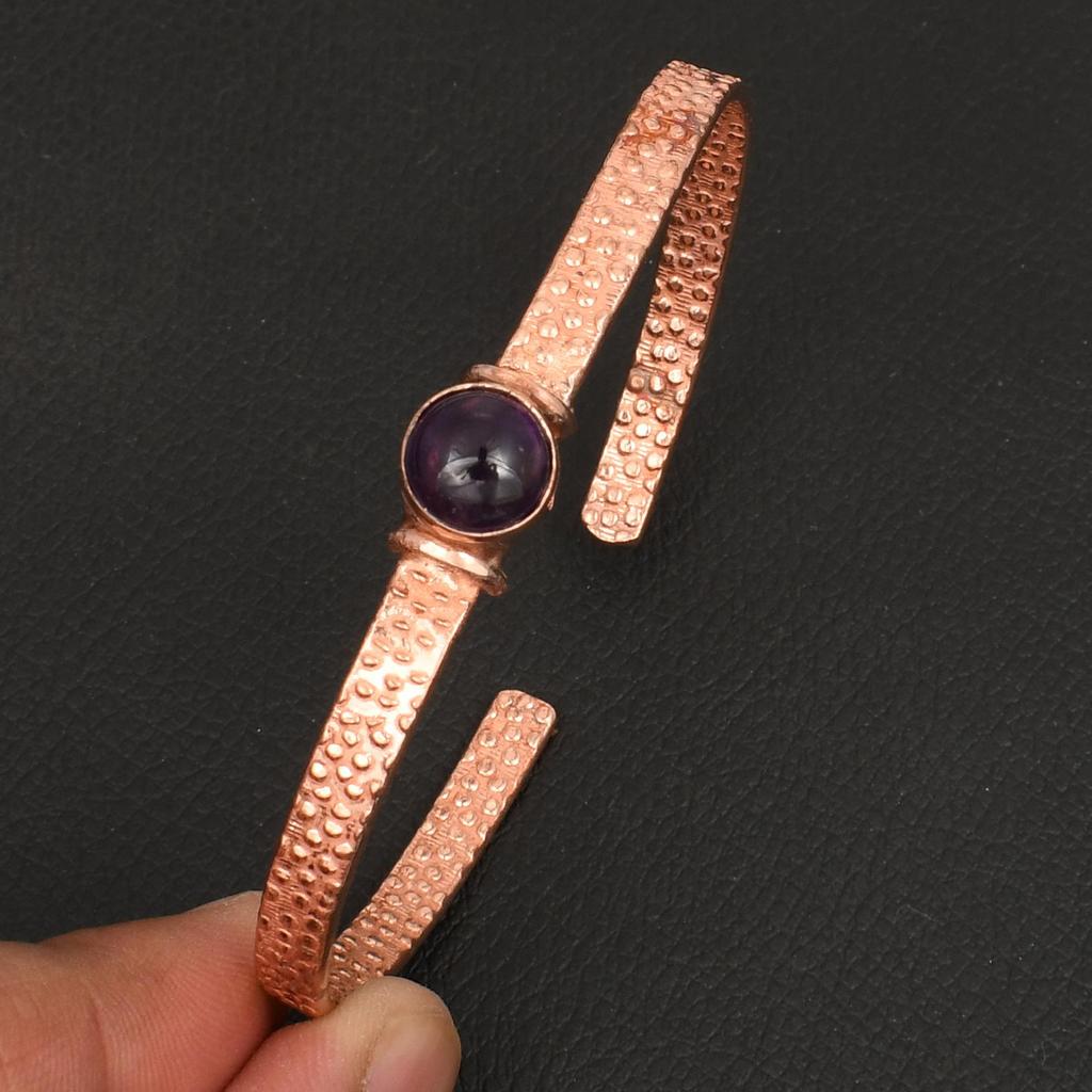 Natürliches Amethyst Edelstein Armband in gehämmertem Kupfer - Handgefertigter offener Armreif - Einzigartiger Statement Schmuck