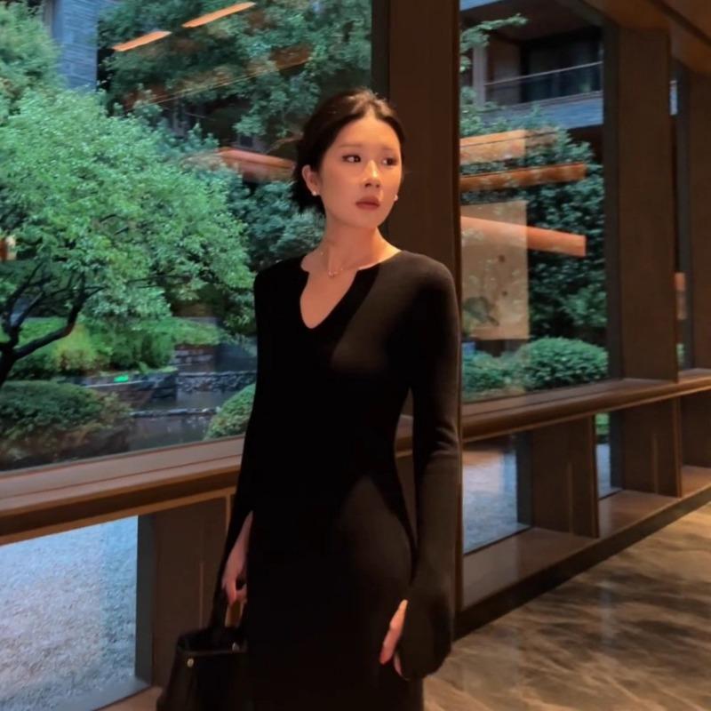 [] Black Long-sleeved V-neck Dress Autumn New Temperament Slim-fitting and Thin Dress