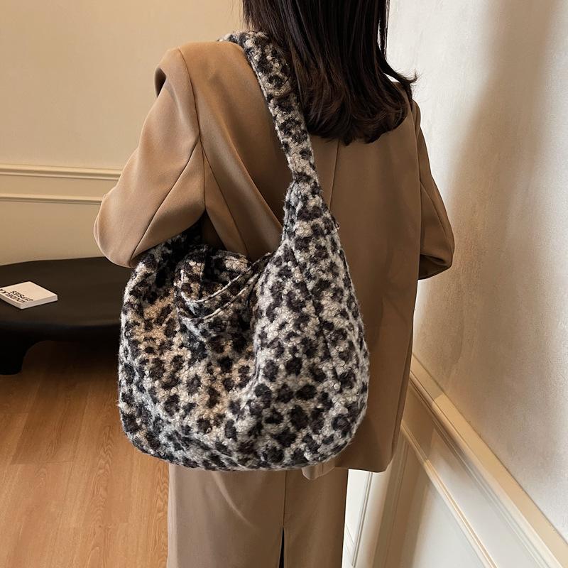 Winter Large Capacity Tote Bag Women's Bag Popular New Leopard Print Plush Bag Fashion Casual One-shoulder Plush Underarm Bag