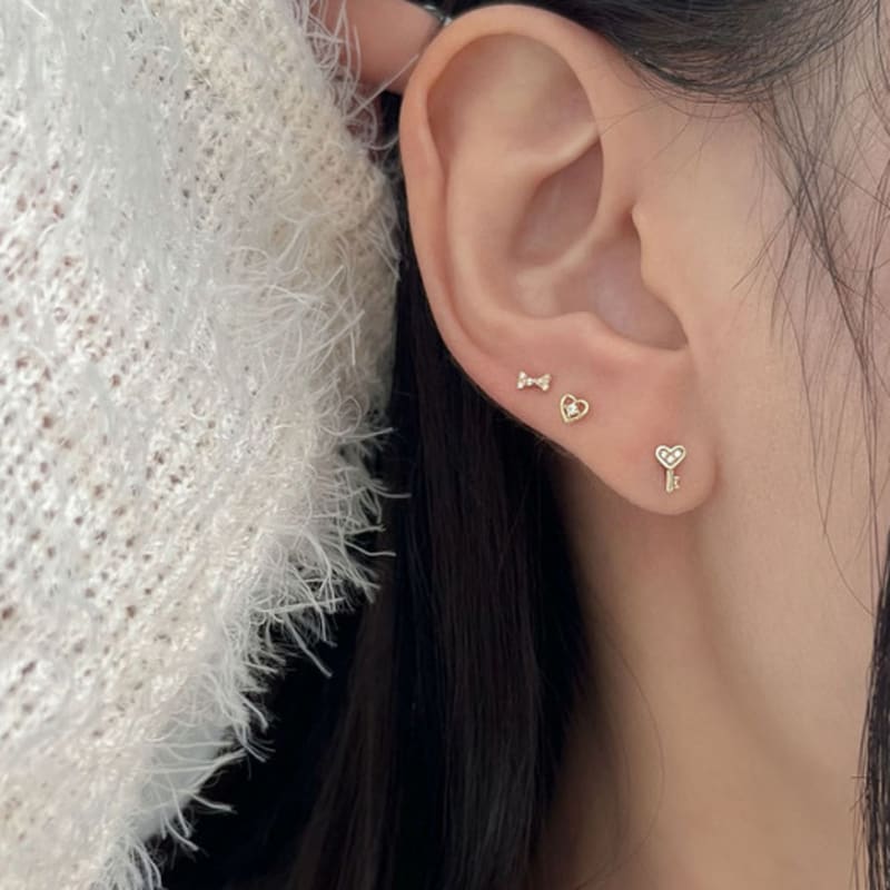 Youngglow 14k Cubic Bow Ribbon Piercing (2type)