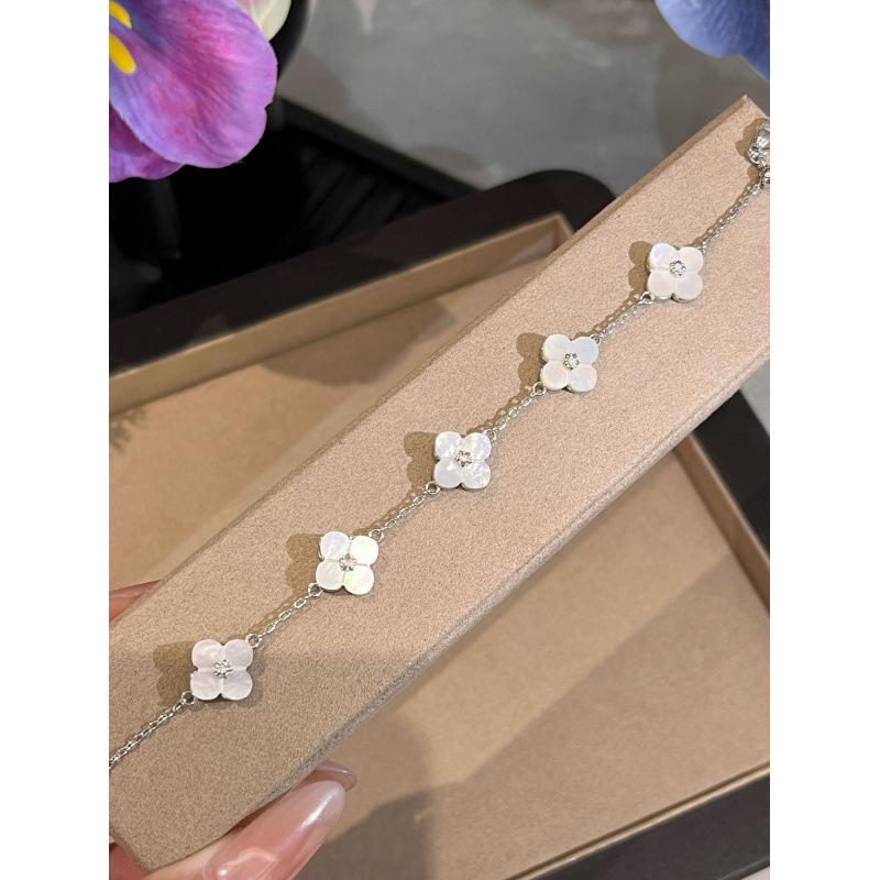 Französische Retro Vierblatt-Blume Weißes Muschel-Halsband, Fünf-Blumen-Armband, Blütenblatt-Temperament, Fortgeschrittenes Leichter Luxus-Set, Live-Übertragungszubehör