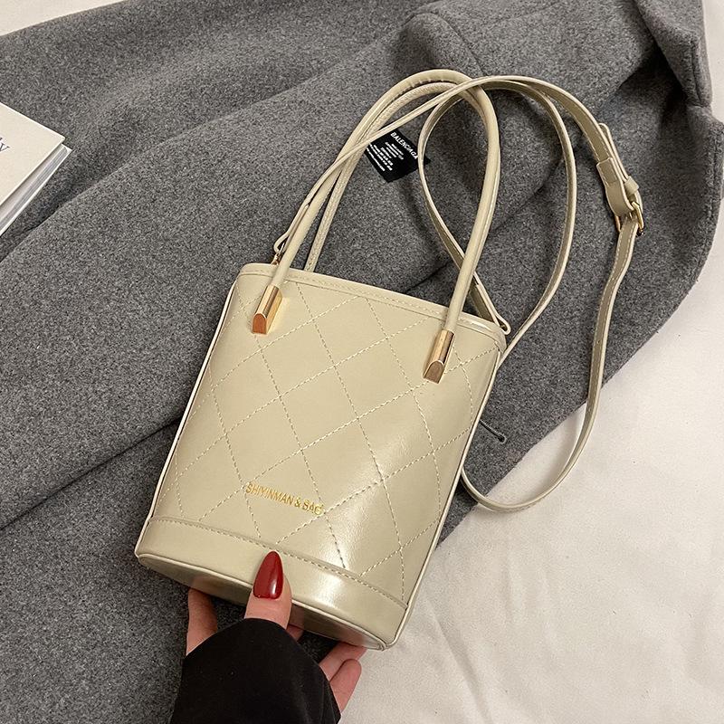 

This year s new product has a sense of niche design, a diamond-style portable bucket bag, a versatile temperament, a simple solid color, and a commute