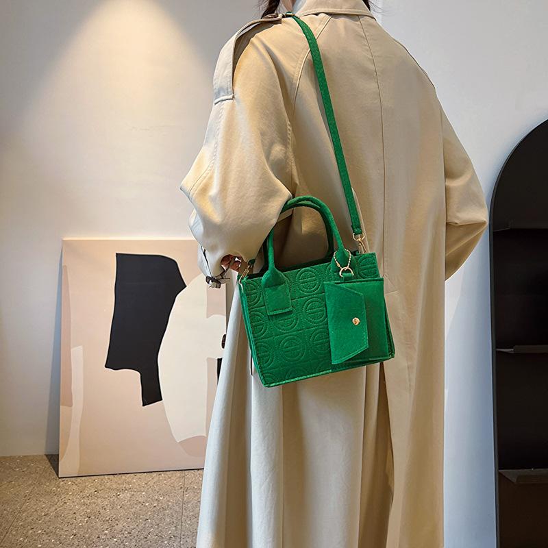 İki parçalı set küçük taze düz renk 2025 sonbahar yeni kabartmalı taşınabilir çapraz askılı küçük kare çanta