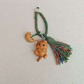 

Rock pine wood, Long-tailed cat, Mobile phone chain, Bag keychain, Cute cat, Creativity Chinese Wood Carving Wood Statue Wood Figurine Wood Sculpture