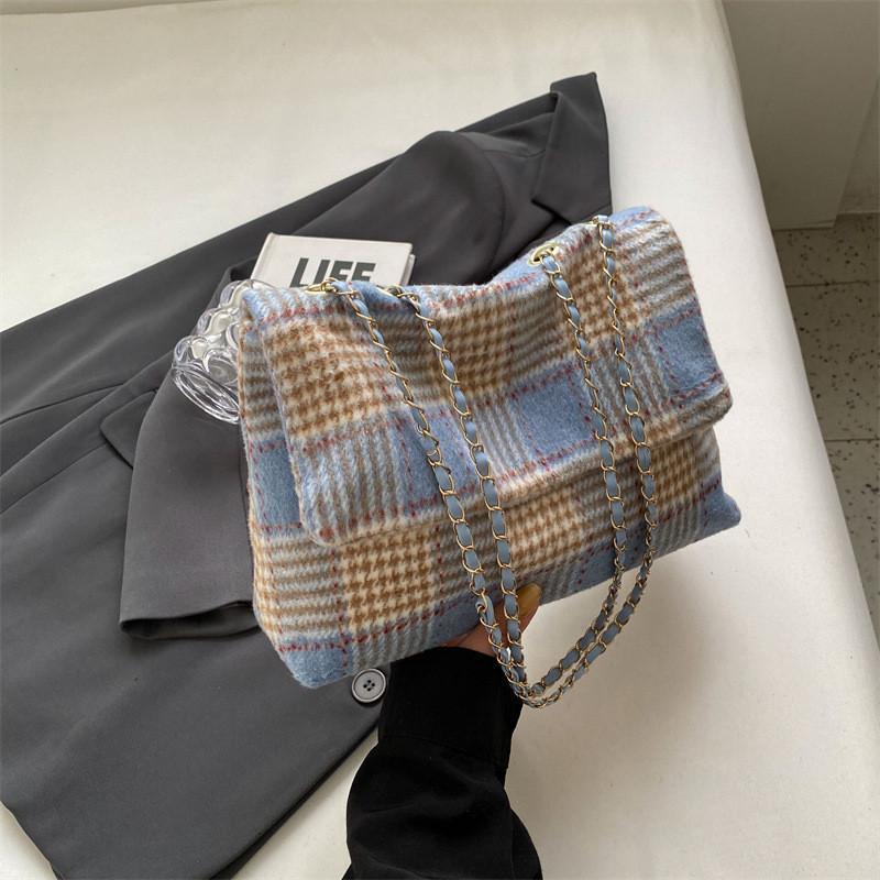 Fashionable Plaid Tote Bag For Autumn Stylish Crossbody Bag Large Capacity Unique Design