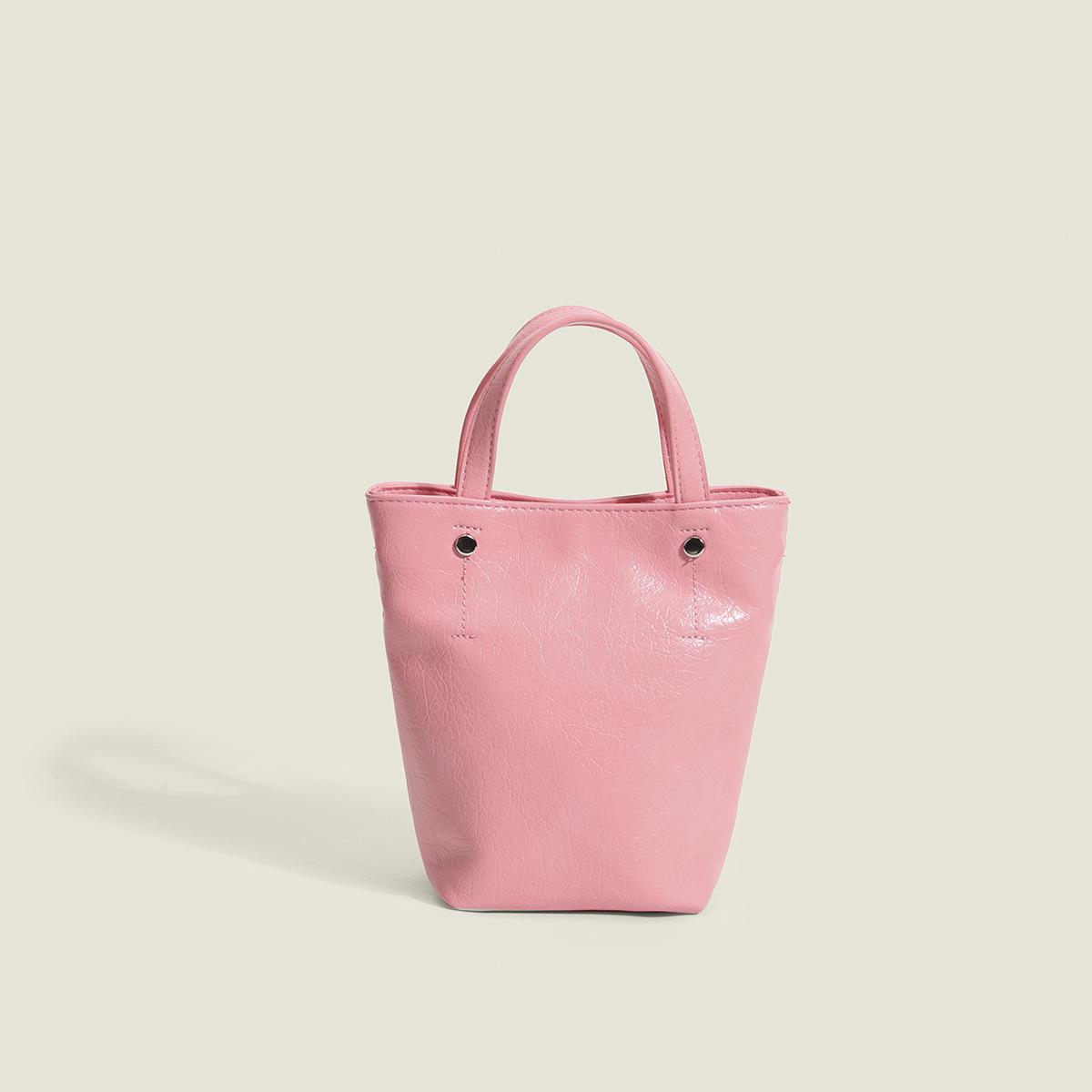 

Носите с собой серебристую мини-сумочку из вощеной кожи, летнюю дорогую сумку-ведро и маленькую сумку через плечо на одно плечо. розовый