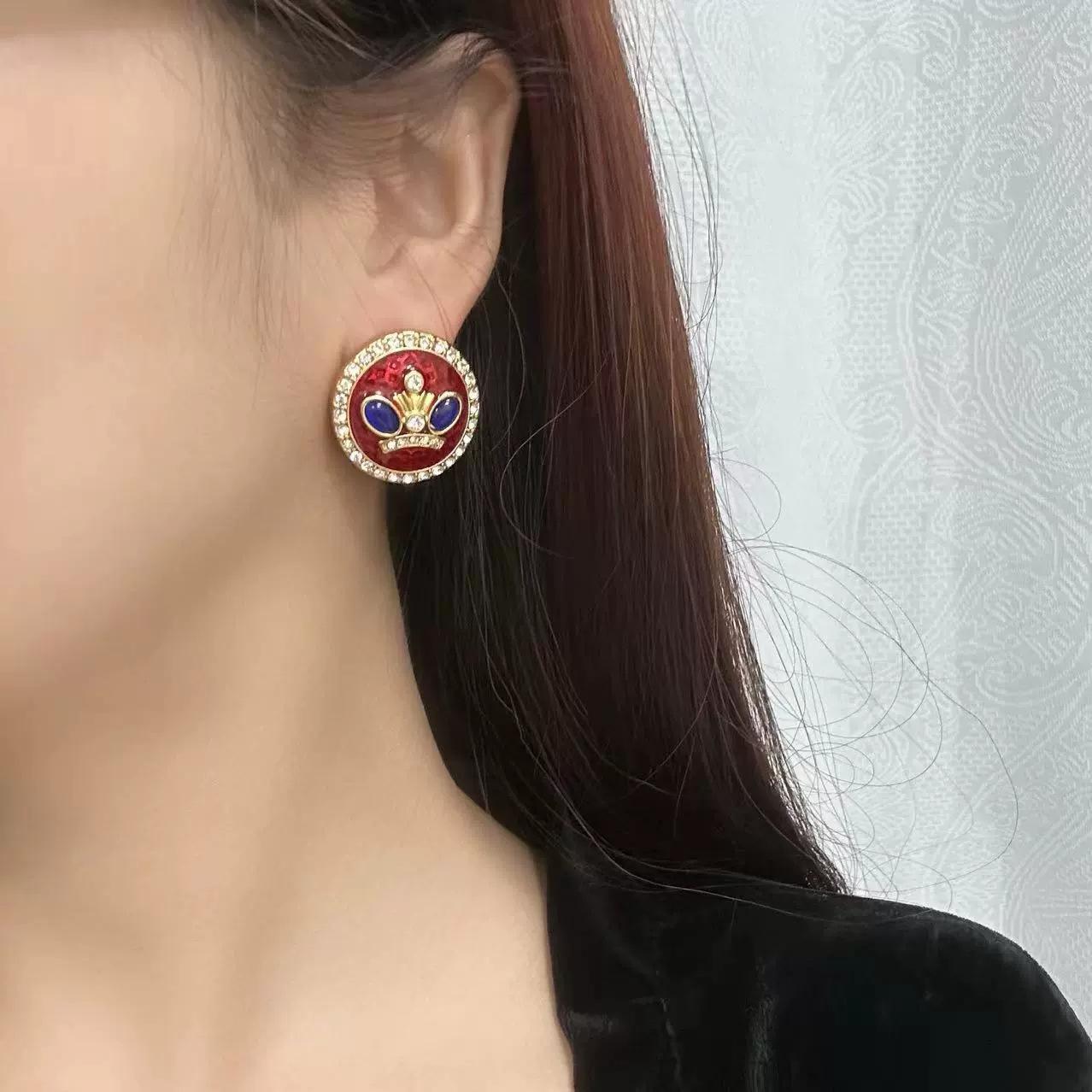 

Miracle Crown Retro Stud Earrings: Exquisite Small Luxury Jewelry for Women