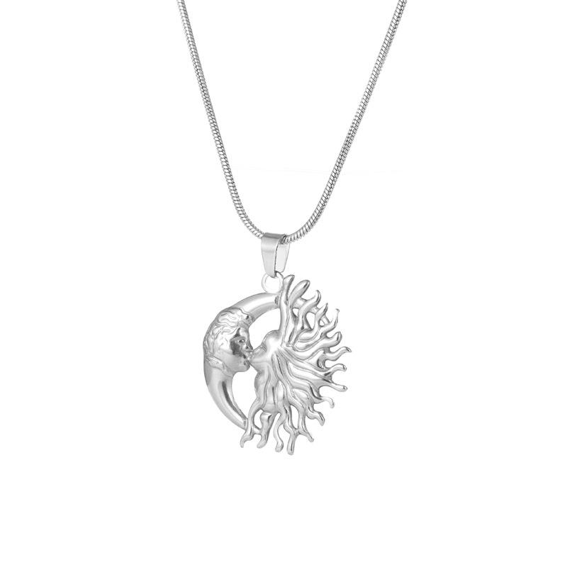 Pendentif Lune Baisée par le Soleil Européen et Américain Collier pour Femme Rétro Populaire Bijoux en Acier Titane