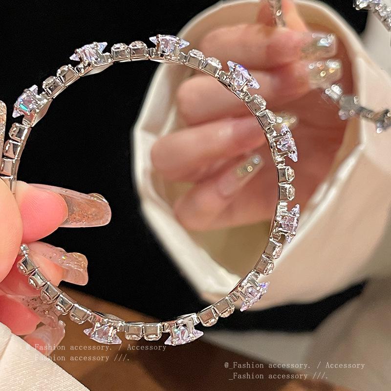 Nádherný korejský zirkonový náramek pro ženy - super lesklý, všestranný a elegantní; Internetový styl celebrit plný diamantový vzhled.