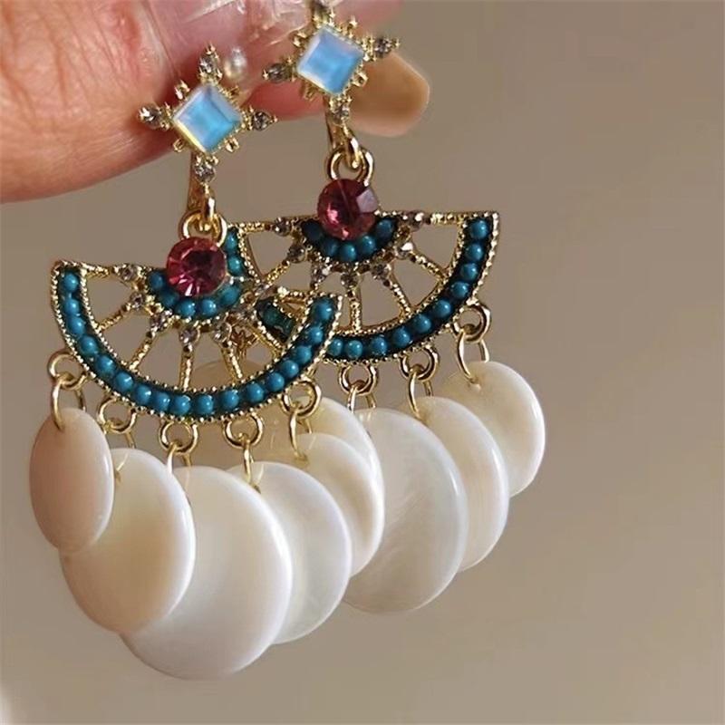 

Серьги-кисточки в богемном стиле с перьями и рисовыми бусинами в виде капли воды, нишевые серьги в праздничном стиле, серьги в этническом стиле с легкой роскошью One Size