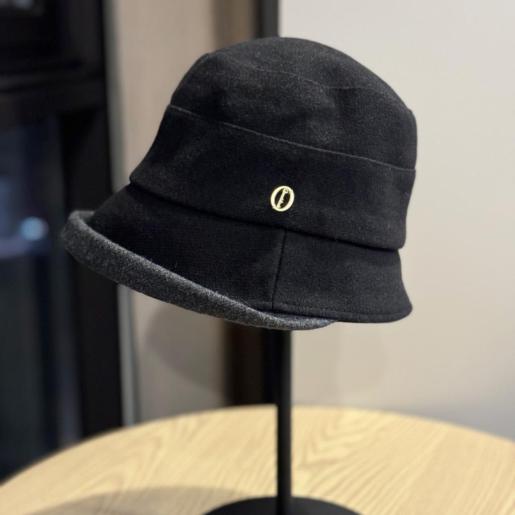 Autumn and Winter Hats for Women Fashionable Metal Label Fisherman Hat Street Casual Versatile Face Showing Small Elegant Curling Edge
