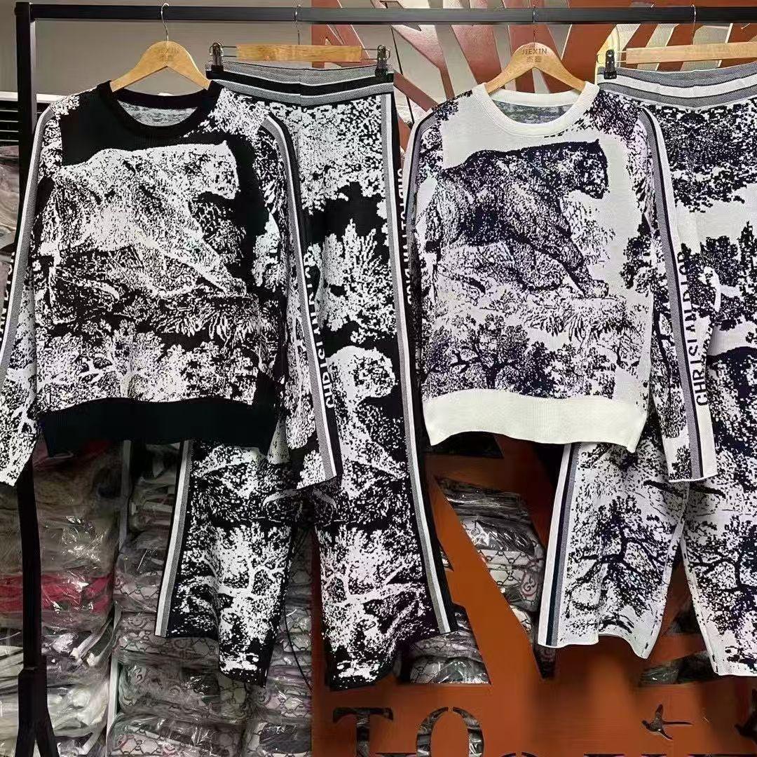 

Европейский комплект из облегающего свитера с анималистичным узором и широких брюк осень/зима 2022 года Medium