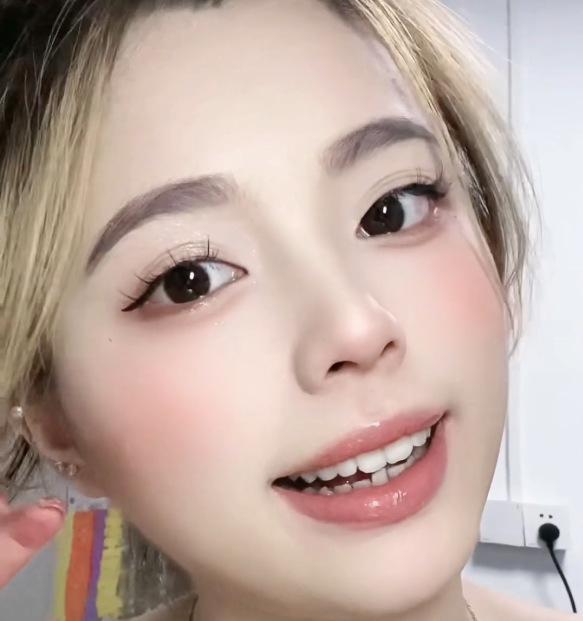 

Gegebear Mirror Shine Lip Glaze - Glossy, Hydrating Lip Gloss for Students