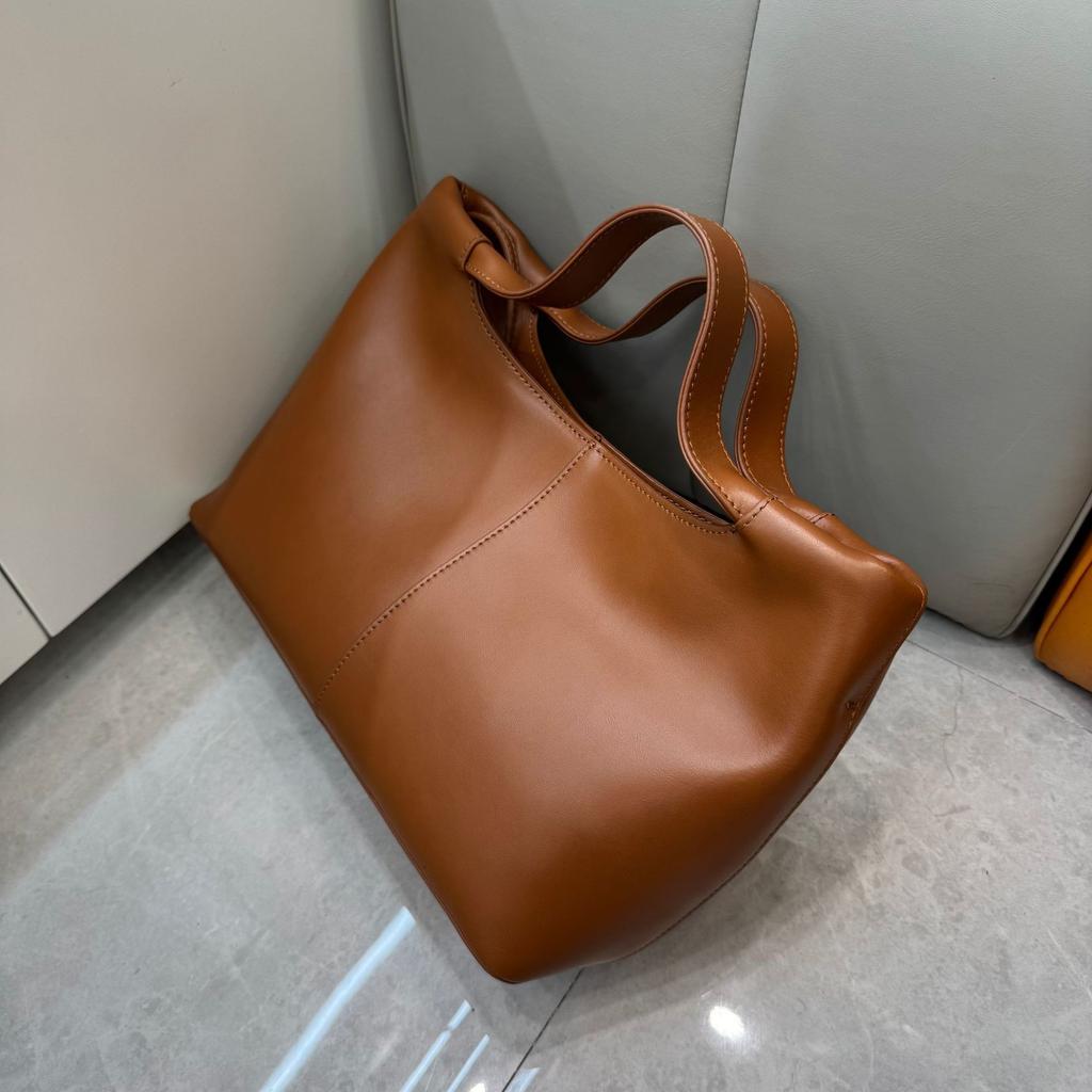 2025 Cross-border First-layer Cowhide Retro Large-capacity Magnetic Tote Bag Handbag Commuter Versatile Messenger Bag Bag Woman
