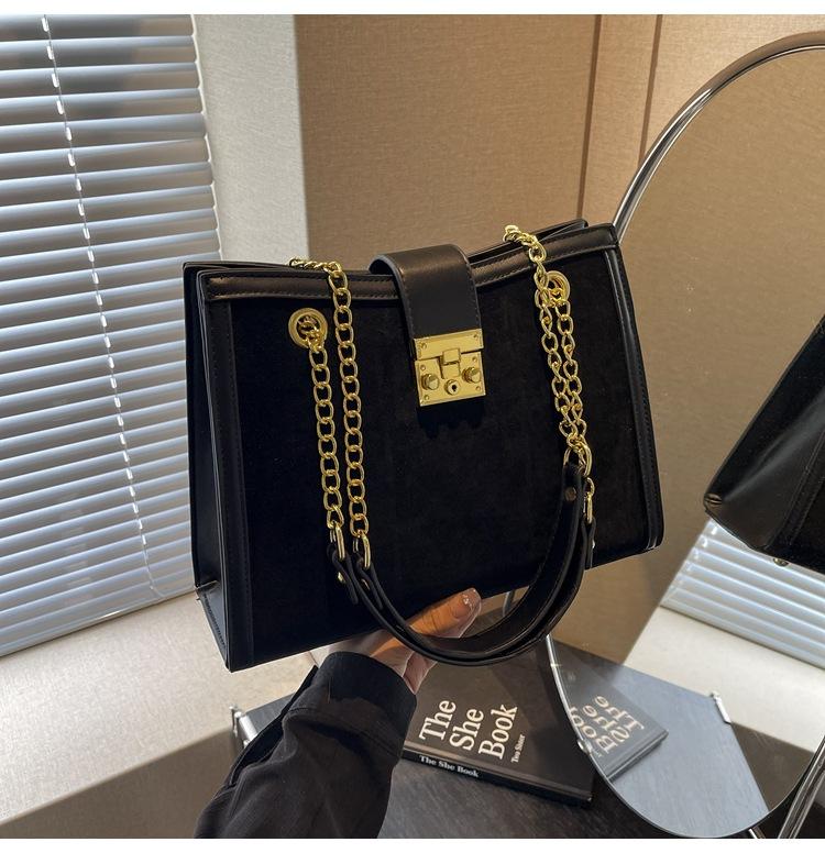 

Ретро сумка женская большая вместимость 2024 новая осенне-зимняя сумка для отдыха на цепочке через плечо сумка-мессенджер для поездок на работу чёрный