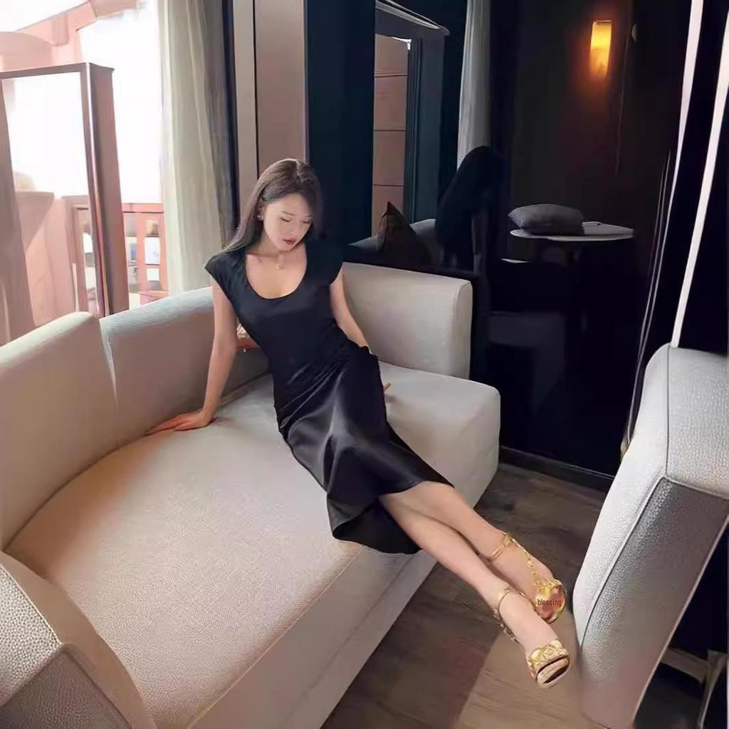 Importiertes Seiden-Triacetat Rundhals-Kleid im schrägen Schnitt mit kurzen Ärmeln, schmaler Taille und elegantem Design