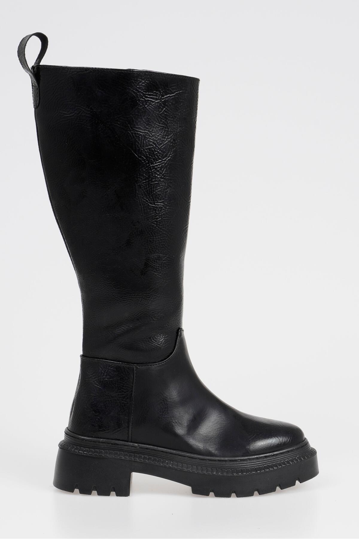 

Женские ботинки без шнурков на толстой подошве 38