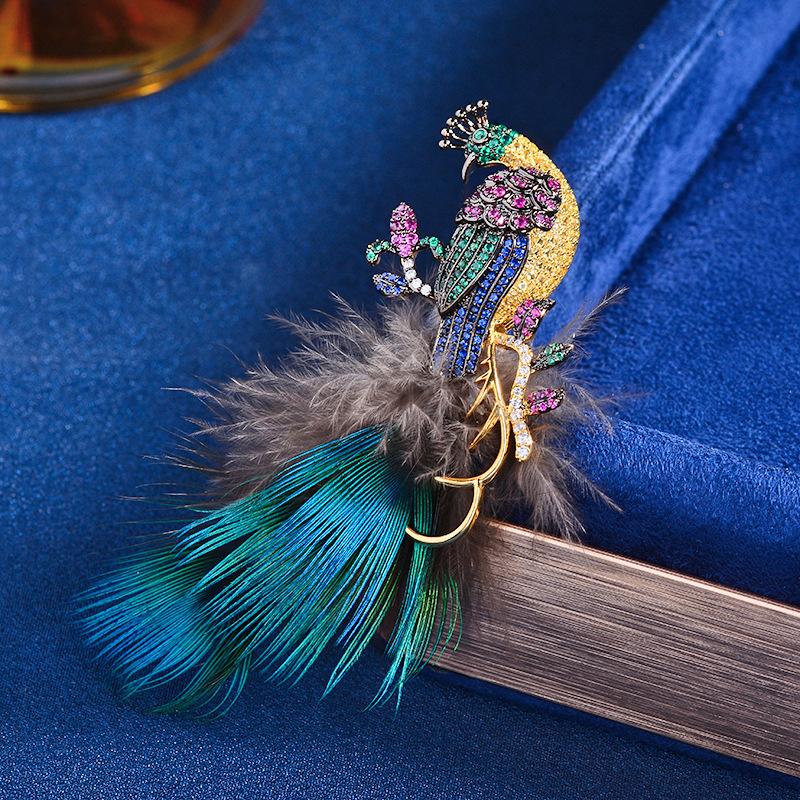 

Elegant Women Men Fashion High-end Peacock Feathers Crystal Brooch Badges Exquisite Lady Banquet Party Rhinestone Pin Jewelry