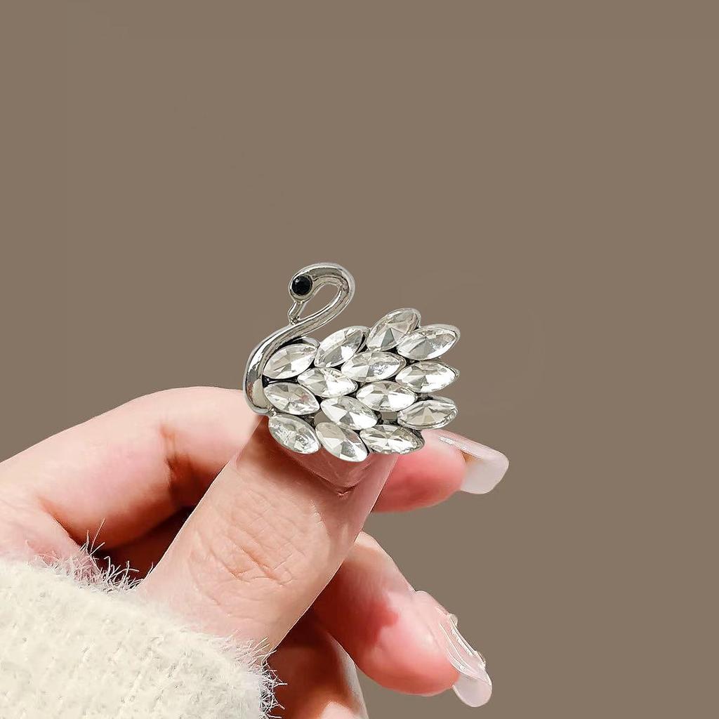 Elegant Black Swan Brooch: Exquisite Women's Pin for Suit Jackets