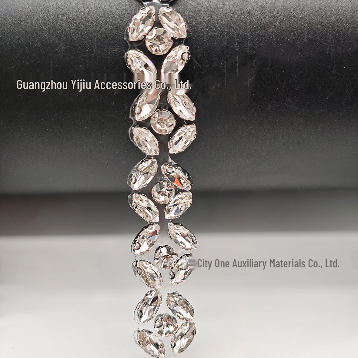 

Цепочка с люверсами и стразами на термоплавком клее для DIY обуви, сумок, ремней, ошейников и аксессуаров для одежды. 90CM