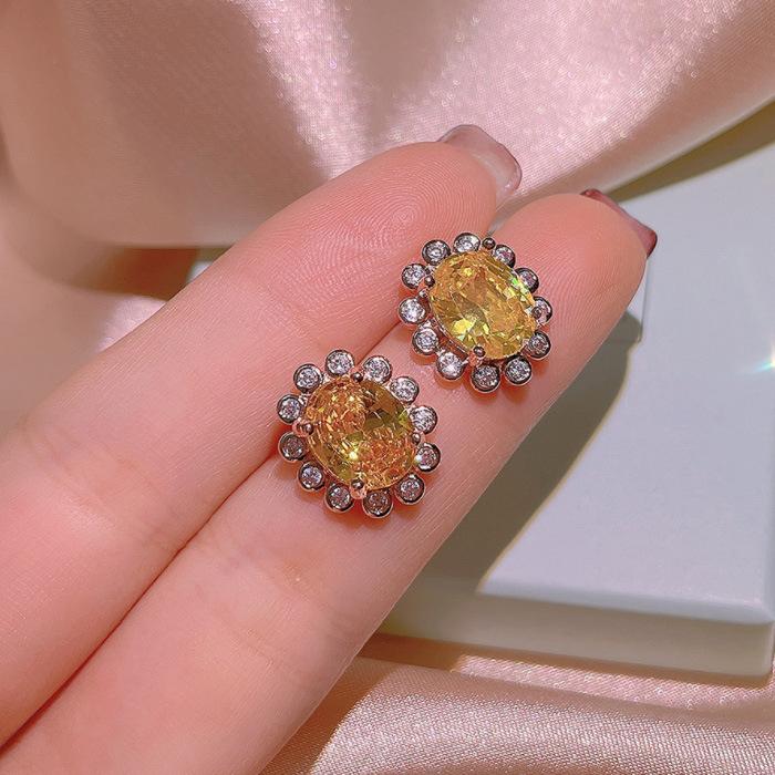 

Комплект з трьох предметів: кільця, підвіска, сережки Соняшник , інкрустовані діамантами