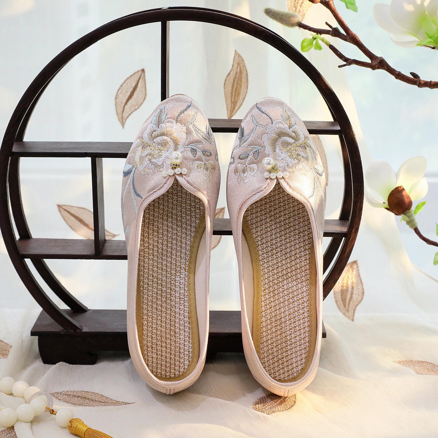 

Чуньсян, новая вышитая обувь женская, тканевая обувь старого Пекина на низком каблуке, туфли-лодочки в китайском стиле к ципао, ретро остроносая обувь 37