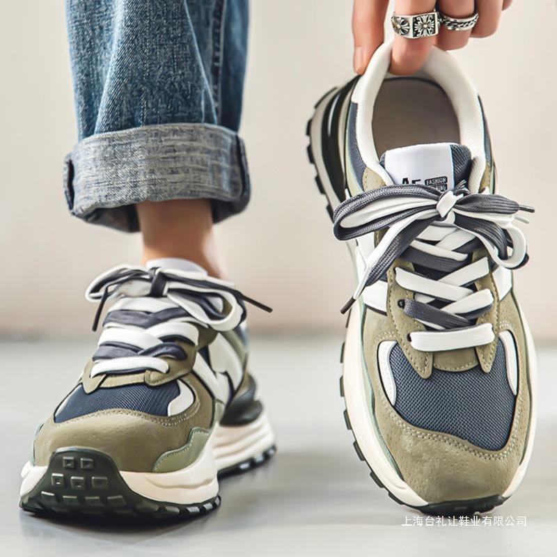 Herrenschuhe im neuen Trend: Farblich abgestimmte Laufschuhe für den Sommer, atmungsaktive Schuhe mit dicker Sohle, die den Alltag erleichtern und für Sicherheit und Komfort sorgen.