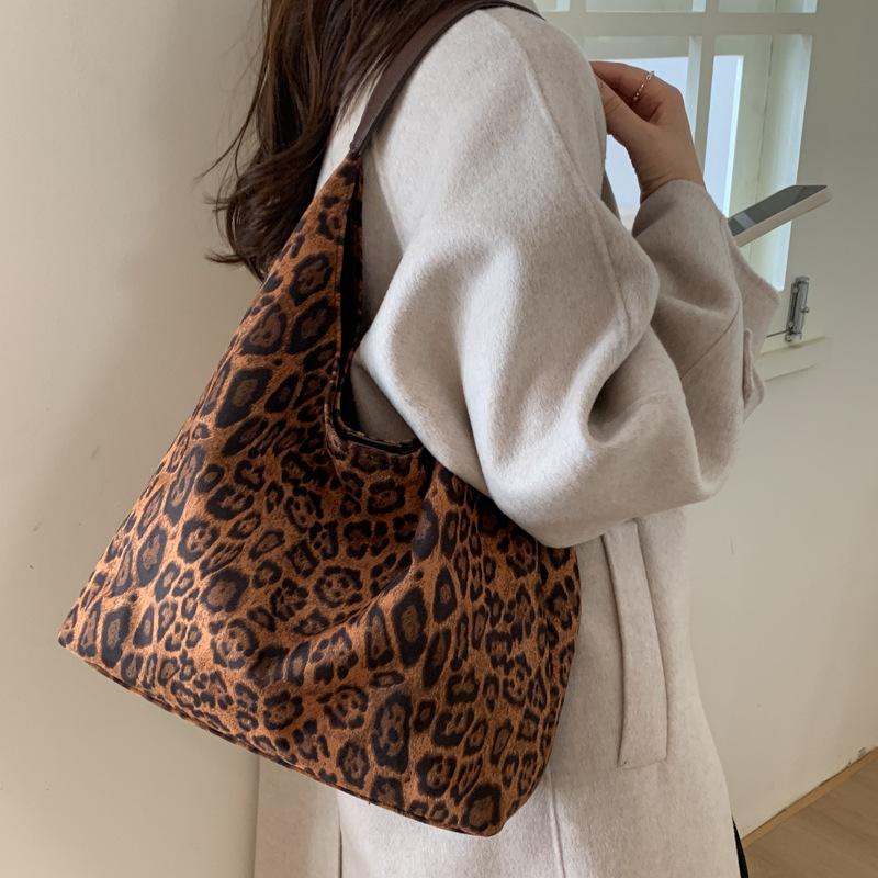 Leopard print bag women's large capacity 2025 new autumn and winter leisure shoulder mother and child bag versatile work commuter tote bag