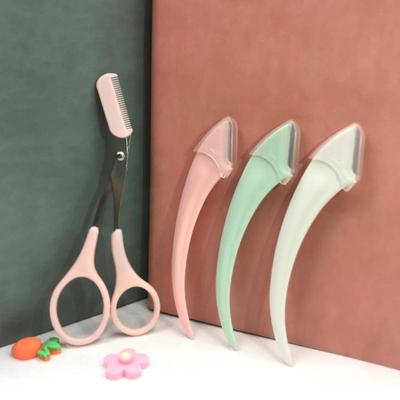 1pc Ciseaux à épiler les sourcils Avec peigne à sourcils Longueur de la lame 2cm Matériau PC Forme Lune colorée