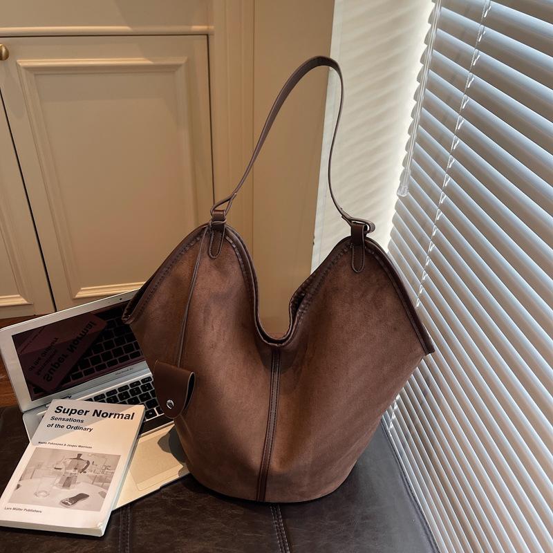 

Large capacity bag women s new autumn and winter retro fashion shoulder bag niche versatile commuter tote big bag темно-коричневого