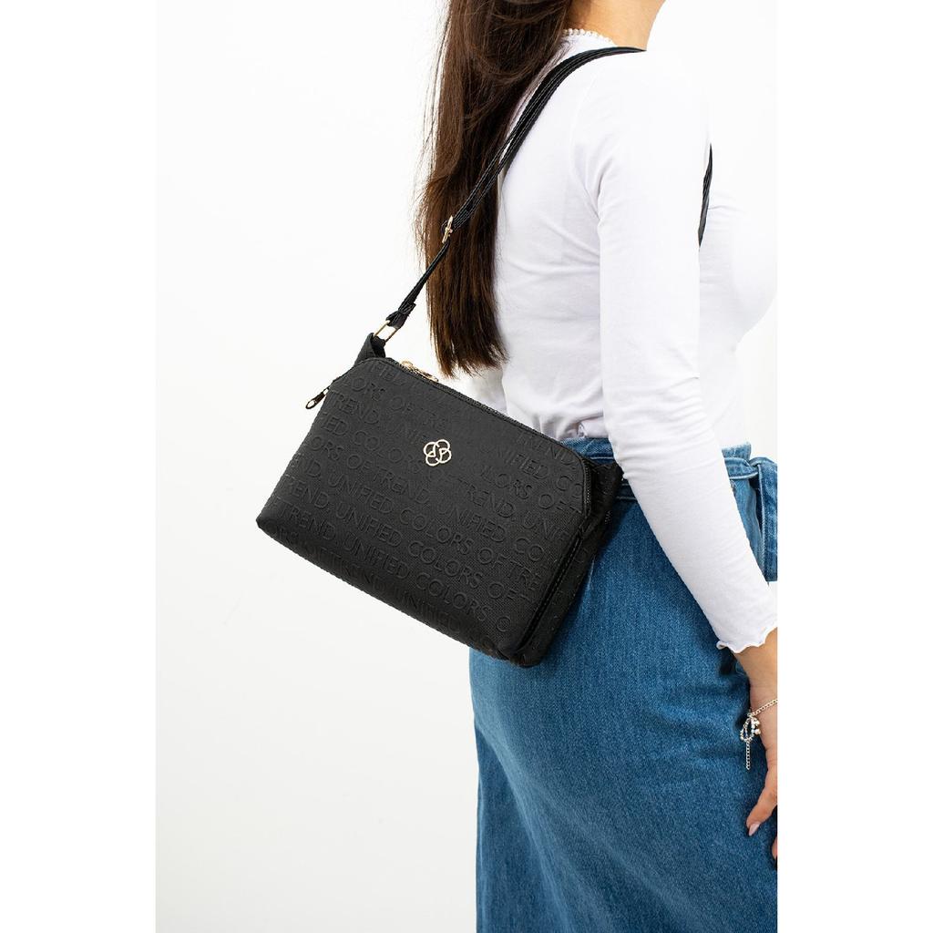 Hochwertige, wasserabweisende Schultertasche mit Kreuzgurt und drei Fächern, in Schwarz mit Textdruck bedruckt