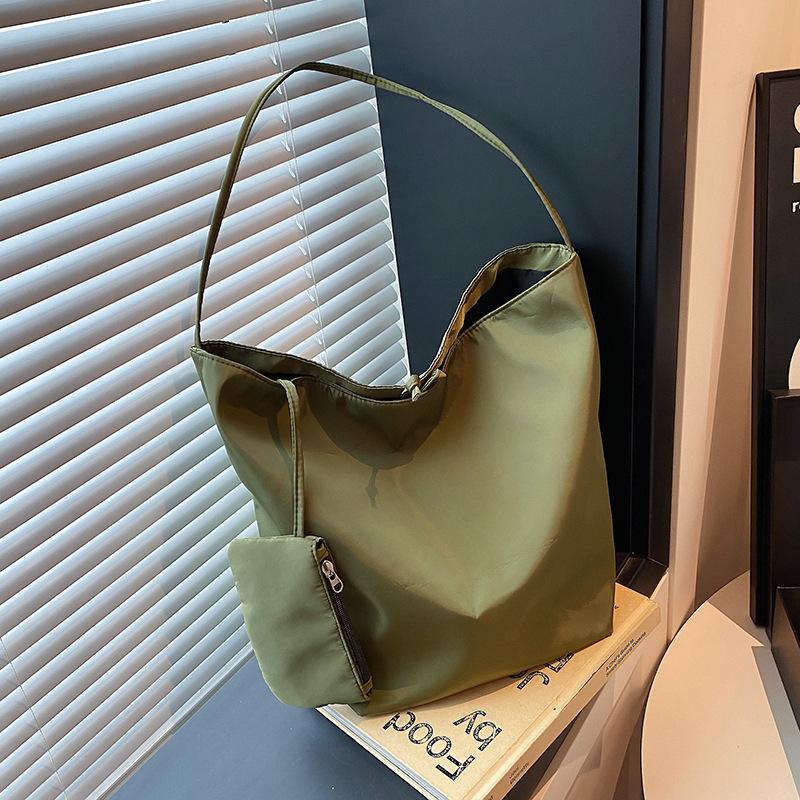 Korean version of Dongdaemun simple nylon large-capacity cloth bag 2025 new lazy style casual versatile shoulder tote bag