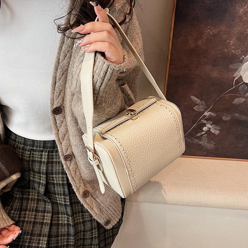 Autumn and winter small bag 2025 new Korean version fashion rivet shoulder bag ins Internet celebrity women messenger box bag pu