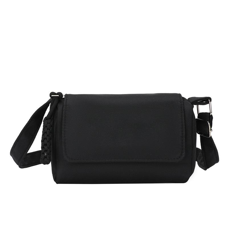 

2024 новый иностранный стиль простая модная однотонная персонализированная маленькая сумка на одно плечо косая сумка повседневная женская сумка для поездок на работу маленькая квадратная сумка чёрный