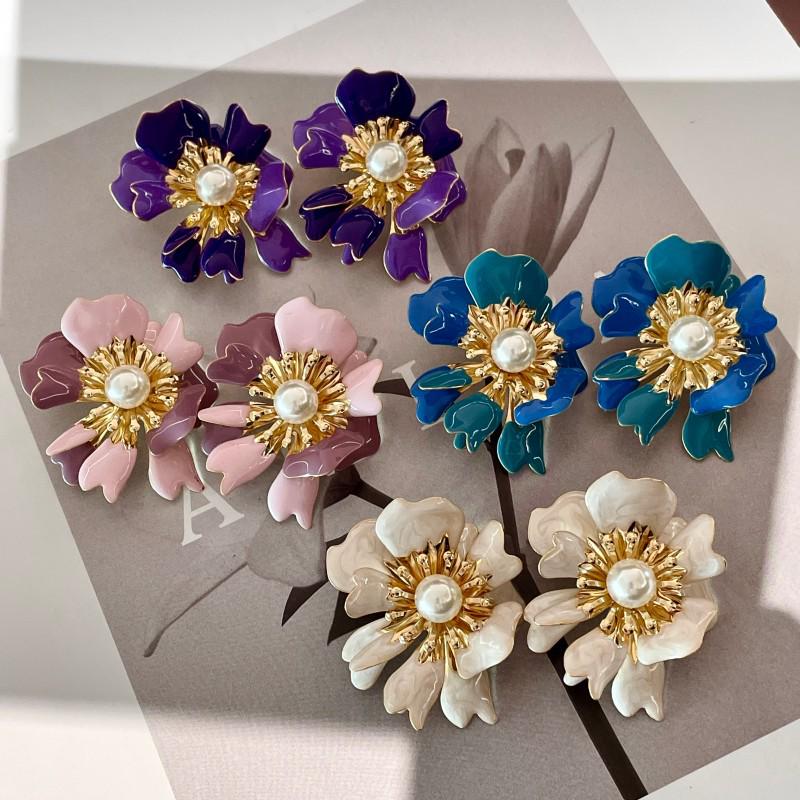 French Vintage Enamel Gradient Flower Pearl Stud Earrings - Luxurious Petal Design for Women